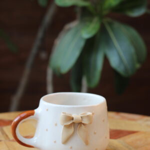 Beige bow cup