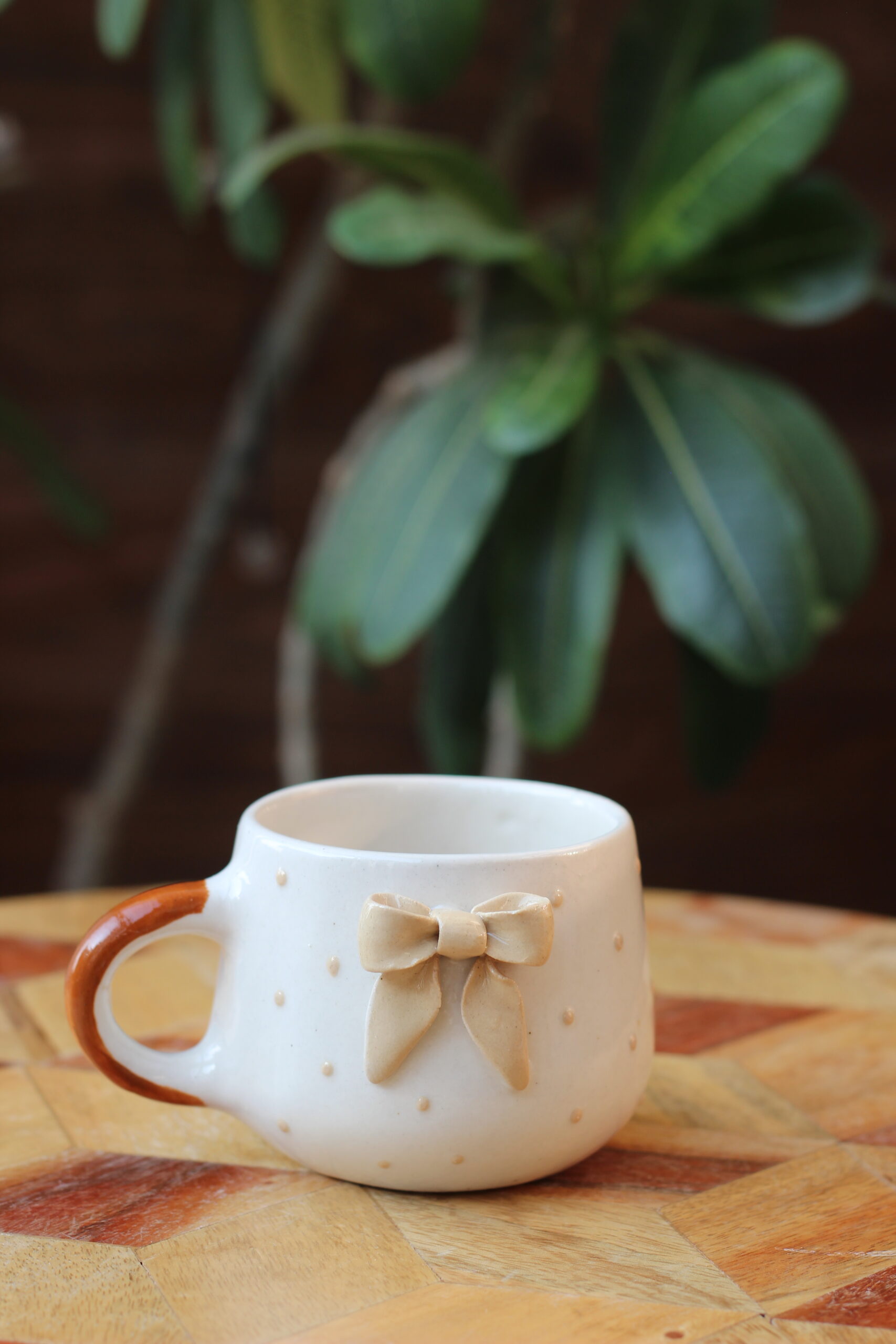 Beige bow cup